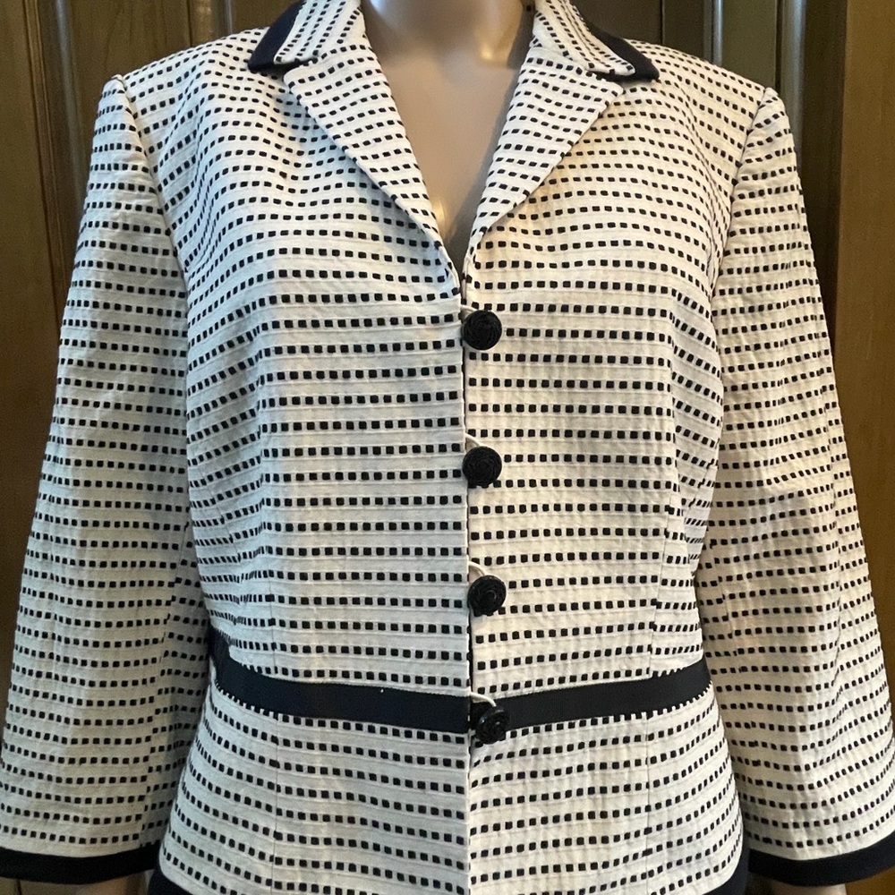 Tahari Black and White Blazer with Notched Collar. L “20.5
W “19.5”
Sleeves 19.5